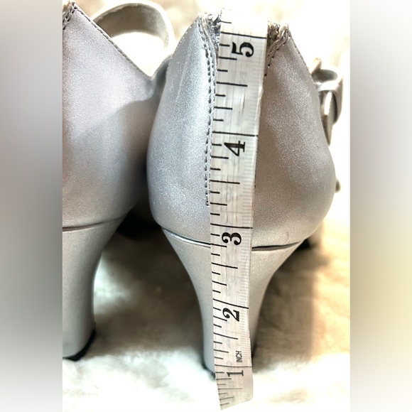 Easy street silver satin Mary Jane buckled adjustable strap women’s size 7.5M - Picture 10 of 13
